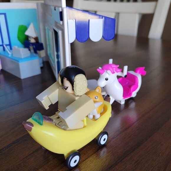 Roblox Adopt Me Pet Shop Deluxe Play Set with Accessories Complete Set - Picture 2 of 6